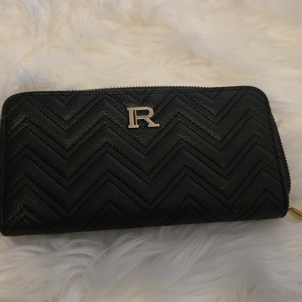 RAMPAGE CHEVRON WALLET. This sleek black wallet is perfect for organizing your e